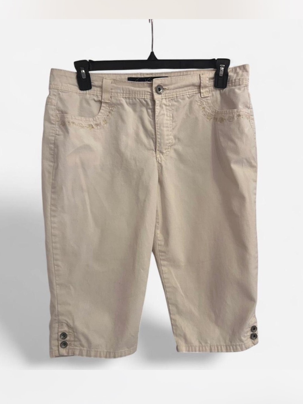 Gloria Vanderbilt Tan capri shorts with pockets  Size 12